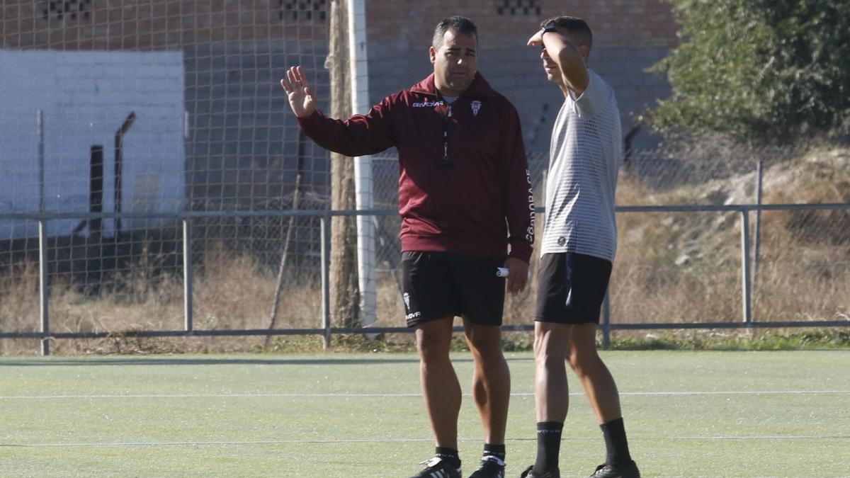 Germán Crespo, durante el entrenamiento del Córdoba CF de este martes, en la Ciudad Deportiva, con su preparador físico.