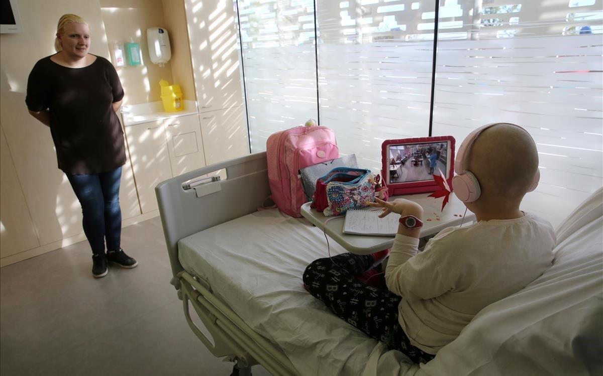 Judith, de Puigreig, asiste cada día a clase con una PDA desde el hospital a causa de su cáncer.