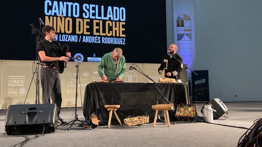 El Niño de Elche homenajea al queso Casín