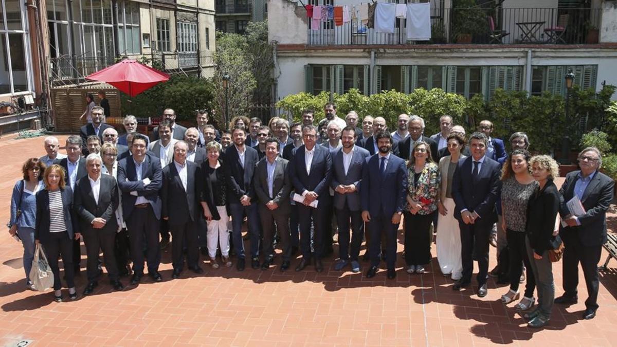 Foto de familia tras el acto en la sede de la UFEC