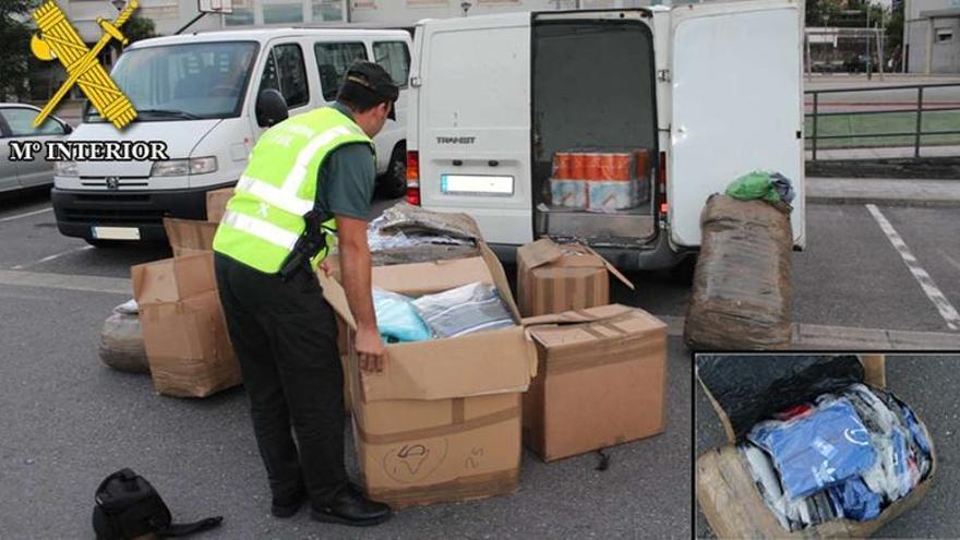 La Guardia Civil recoge los artículos intervenidos el pasado año en una nave de Vilaboa desde donde se enviaban a toda España.