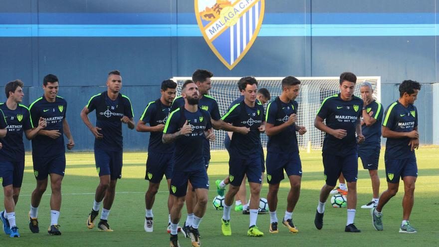 Los jugadores del Málaga se ejercitaron en Martiricos ayer antes de viajar a Sevilla.