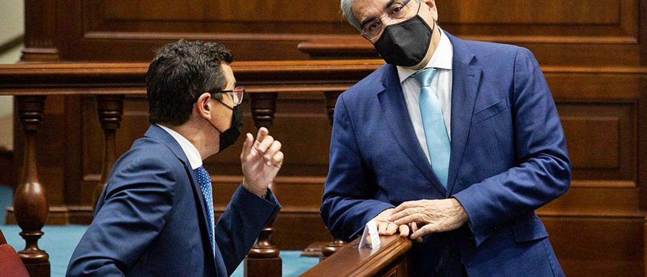 El diputado de CC, Pablo Rodríguez, junto al vicepresidente del Gobierno de Canarias, Román Rodríguez, ayer.