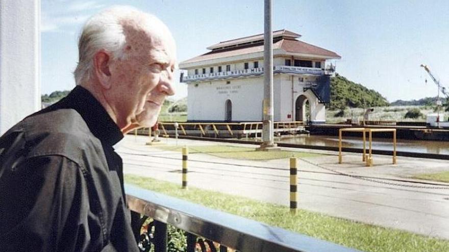 El padre Jorge Loring, en el Canal de Panamá.