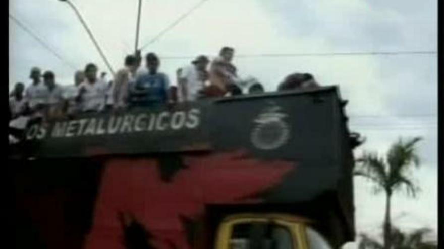 29 personas resultaron heridas el domingo en una pequeña localidad brasileña al volcar el camión en el que celebraban el triunfo del equipo de fútbol local.