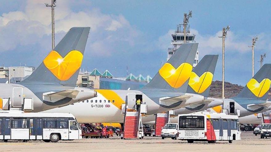 Aviones de Thomas Cook aparcados en el aeropuerto.