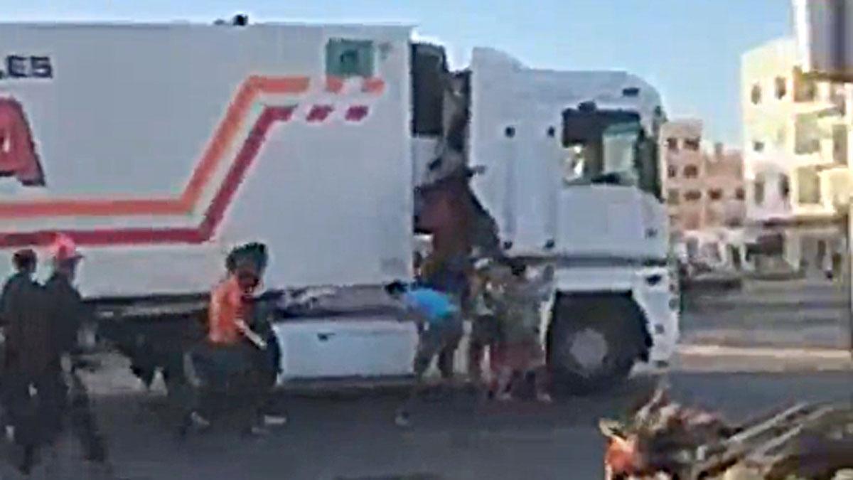 Menas abordan un camión en Nador (Marruecos).