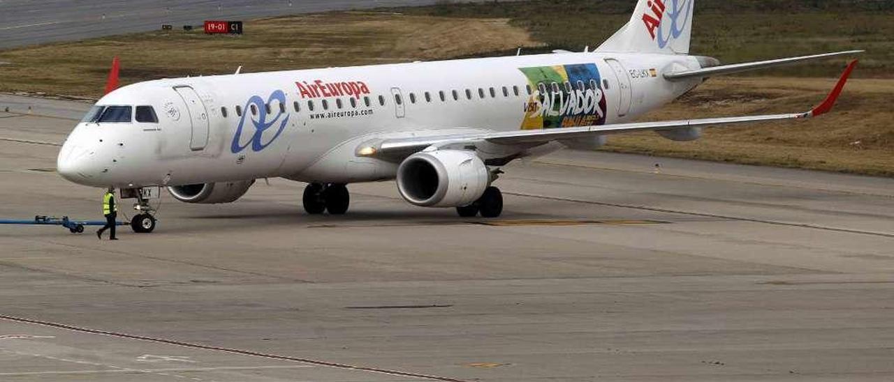 Un avión de Air Europa en Vigo. // R.G.