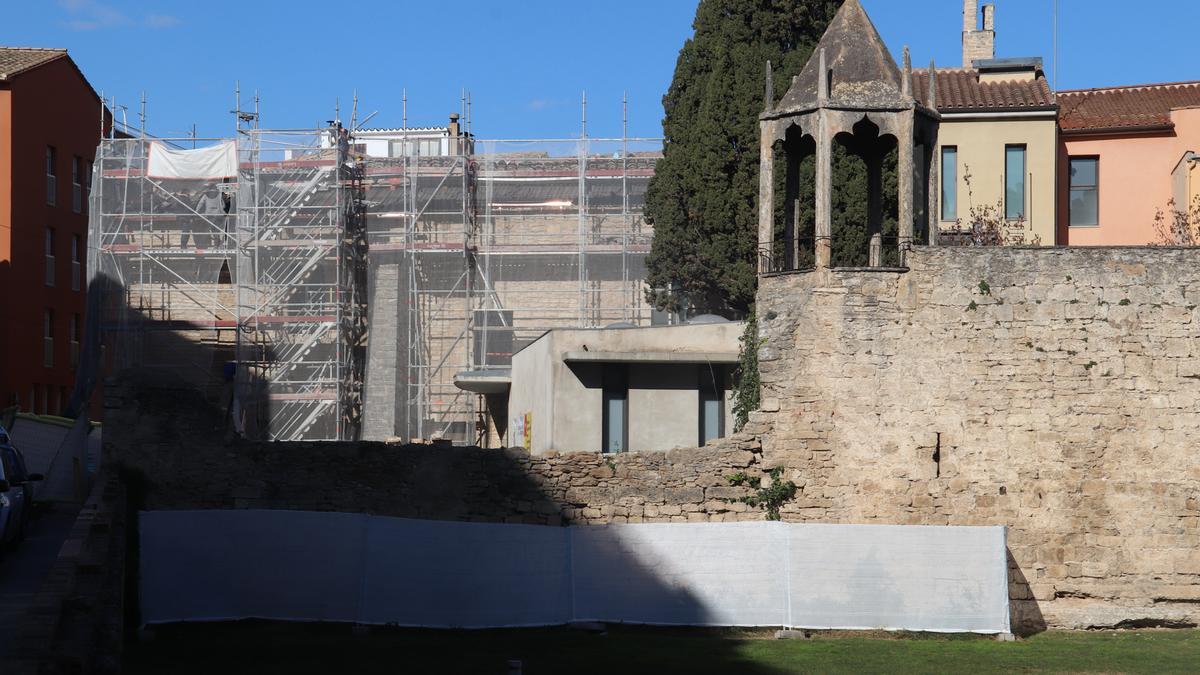 Les obres del Museu Arqueològic de Banyoles vistes des del parc de la Muralla.