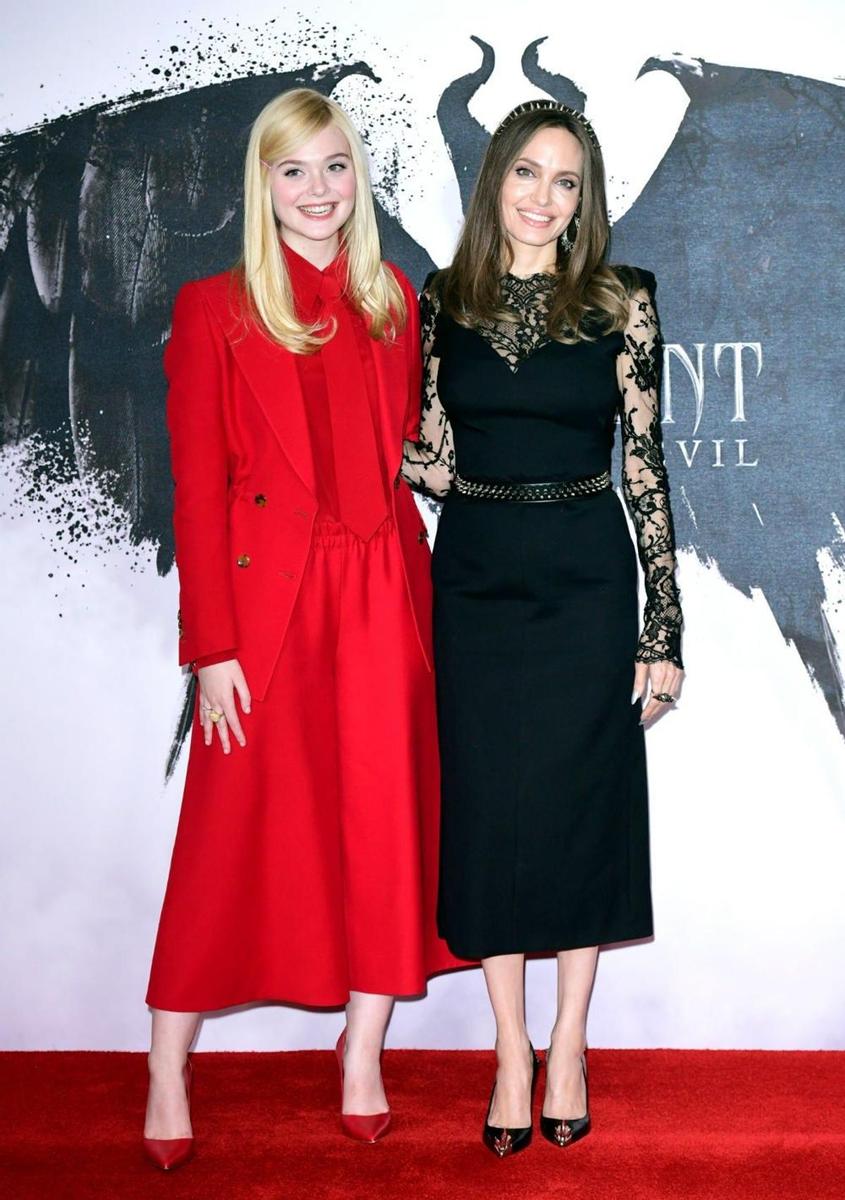 Elle Fanning posa junto a Angelina Jolie en el última acto promocional de Maléfica con un llamativo traje rojo de Gucci