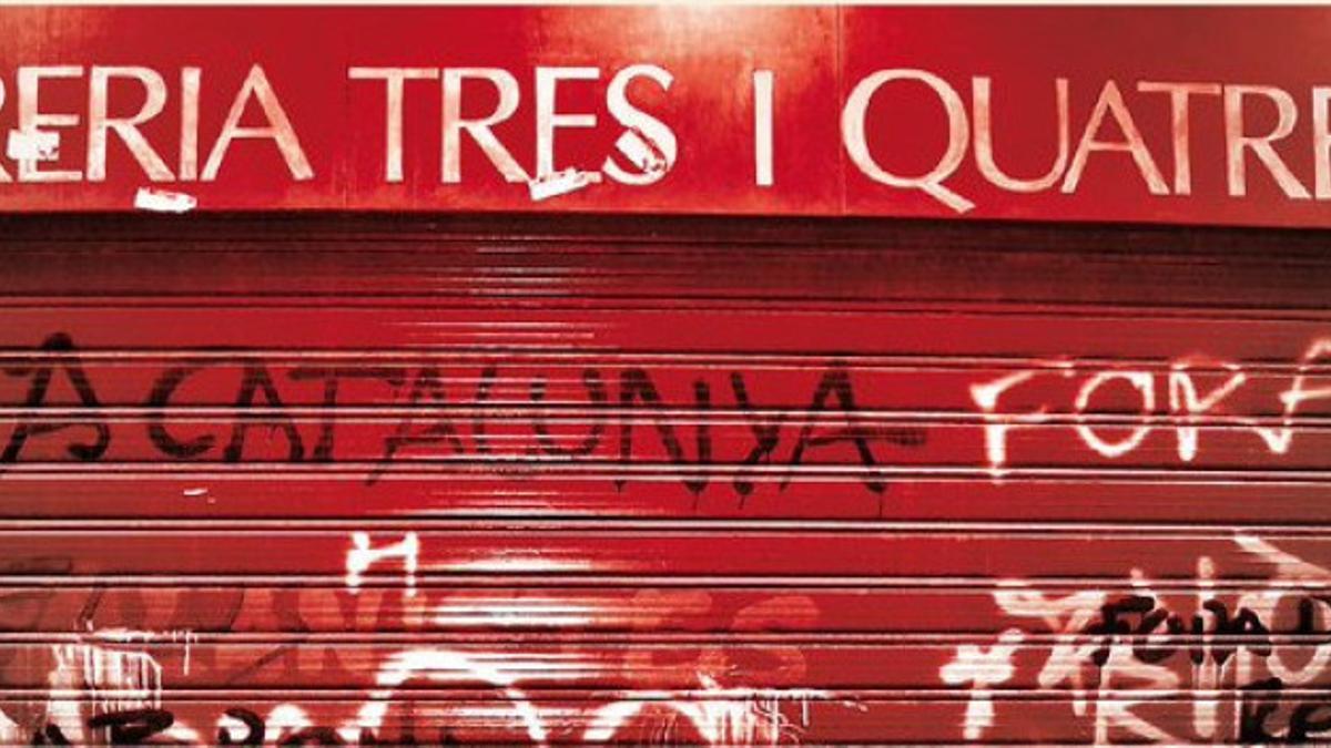 La librería 3i4 en su ubicación antigua en la calle Pérez Bayer, con la persiana cubierta de pintadas.