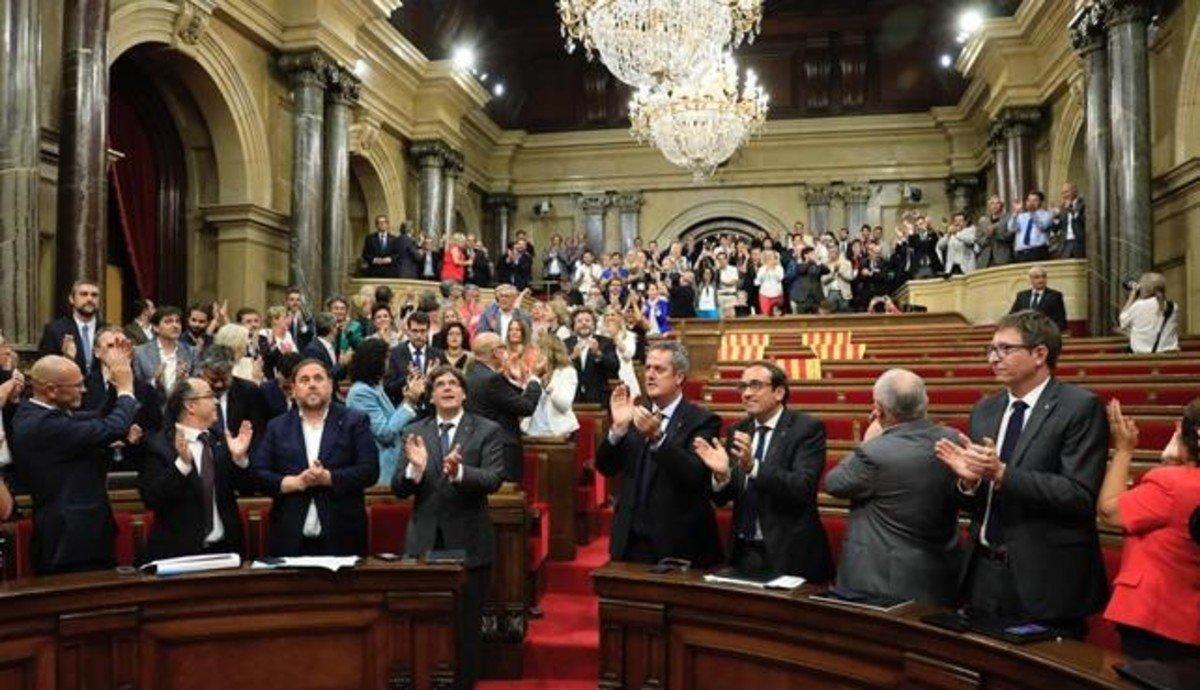 Pleno del Parlamento en el que se aprobó la ley del referéndum.