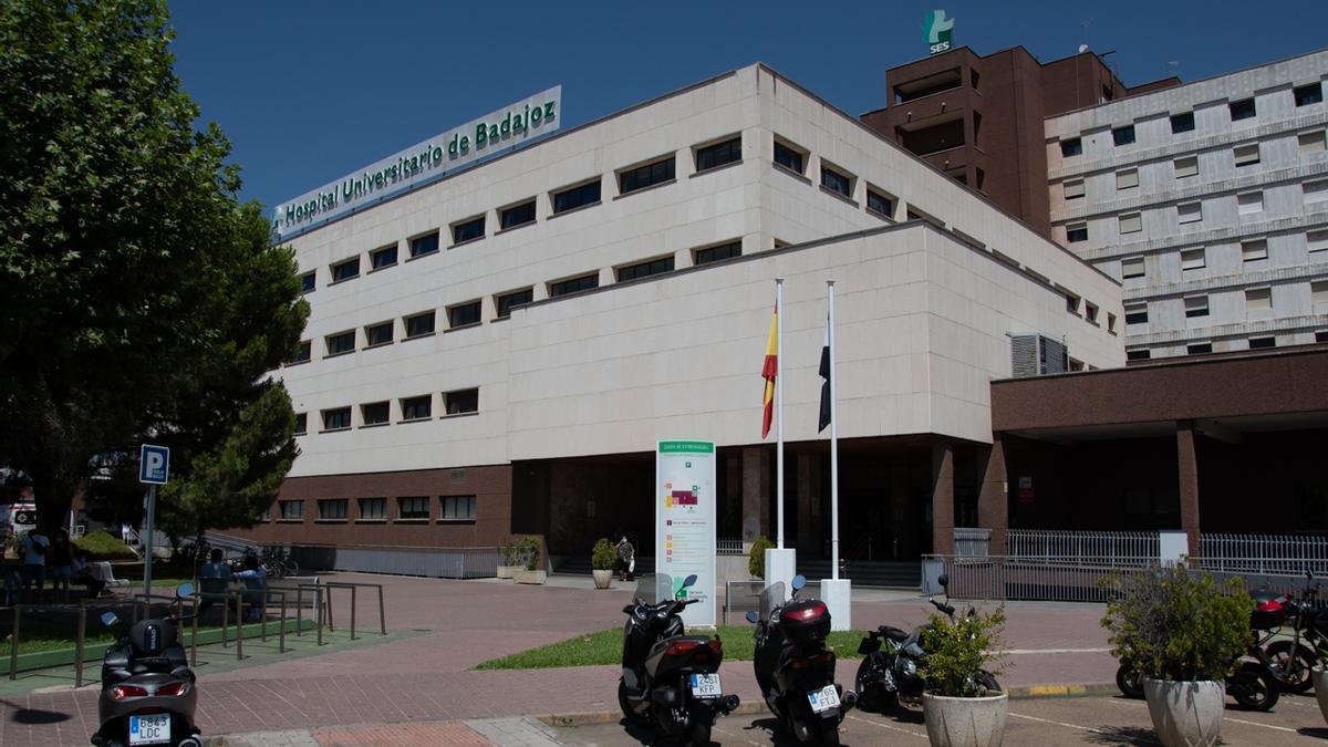 Hospital Universitario de Badajoz, a donde han sido trasladados los heridos.