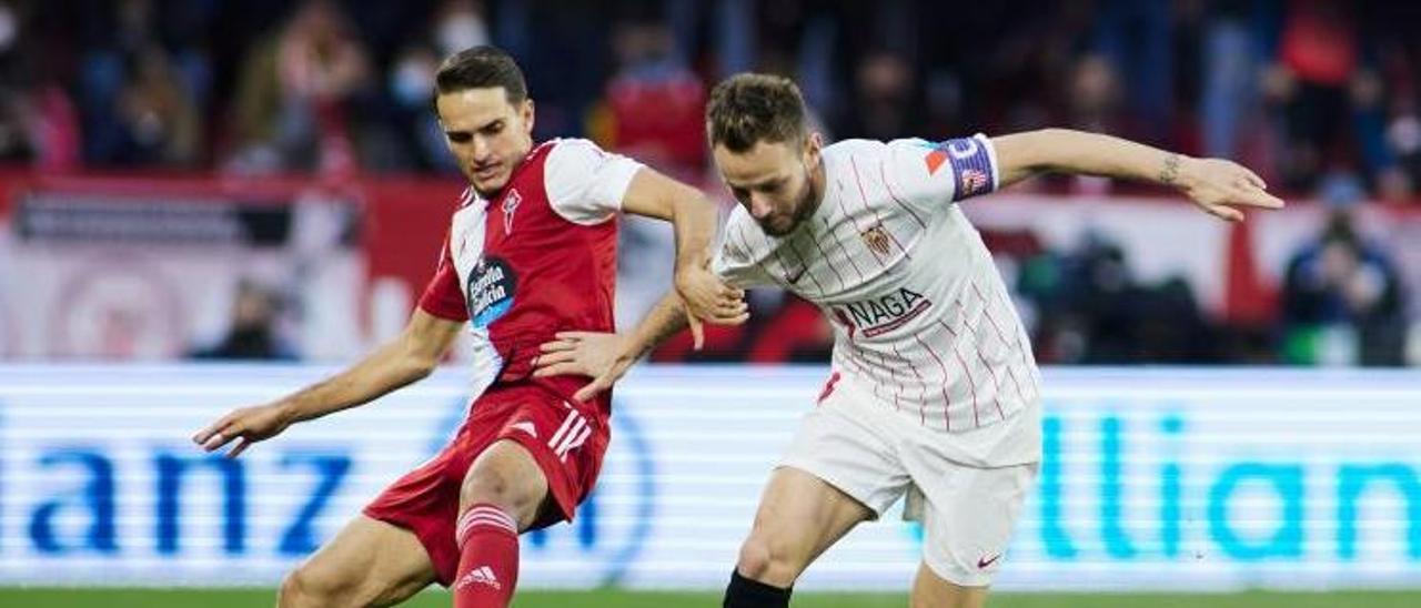 Denis Suárez disputa un balón a Iván Rakitic, del Sevilla, durante la reciente visita del Celta al Ramón Sánchez Pizjuán. |  // EUROPA PRESS