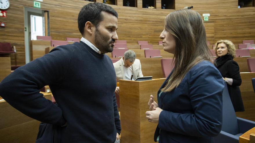 El conseller de Educación, Vicent Marzà, habla con la portavoz de Vox, Ana Vega, en el pleno de esta semana en las Corts.