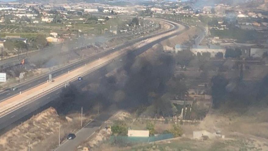 Un incendio obliga a cortar el tráfico ferroviario en Murcia durante más de tres horas