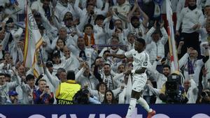 Vinicius Junior, jugador del Real Madrid, celebra un gol en el Bernabéu.