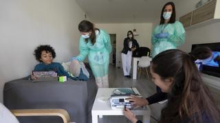 La telemedicina permite que Bruno, de 10 años y con fibrosis quística, esté ingresado en casa: "El hospital te consume"