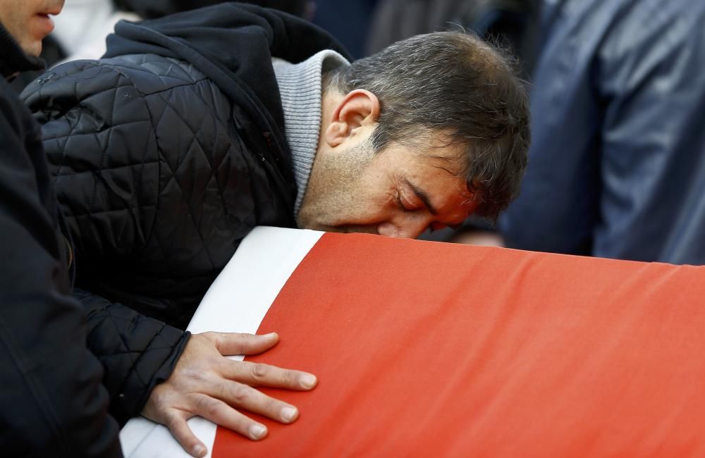 Amigos y familiares lloran a las víctimas del atentado en Estambul