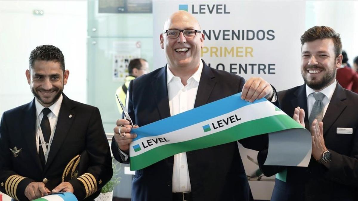 El consejero delegado de Level, Vincent Hooder, inaugura la ruta directa Barcelona-Santiago de Chile.