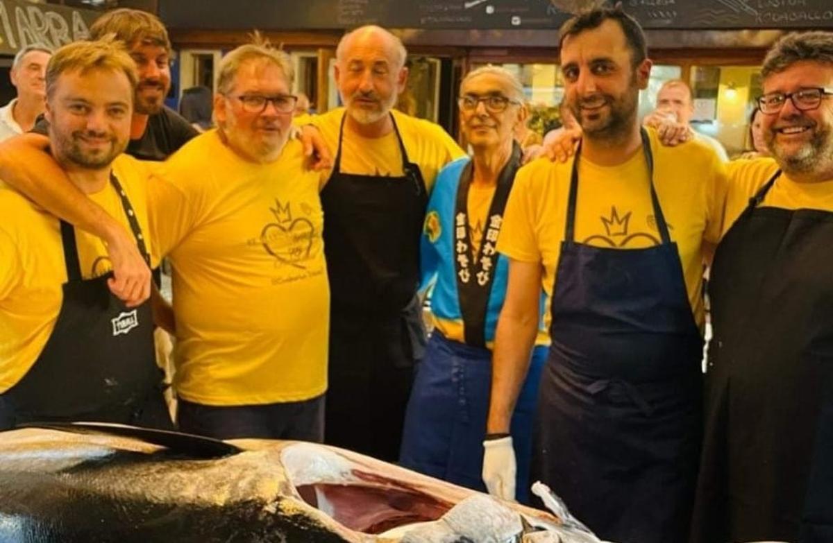 Toto, rodeado de grandes cocineros, en la primera edición del Ronqueo en el Marino de les Rotes