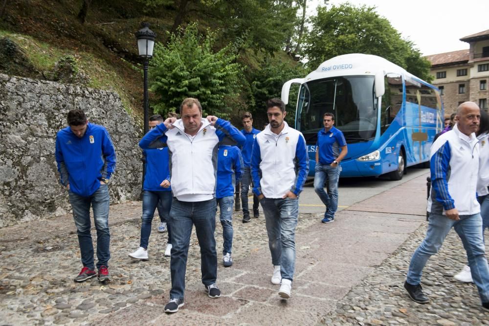 El Real Oviedo realiza la ofrenda floral a la Virgen de Covadonga