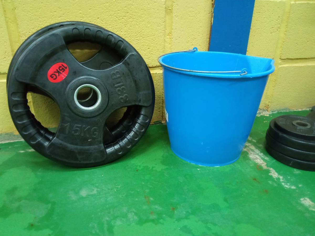 Un cubo para recoger el agua que gotea