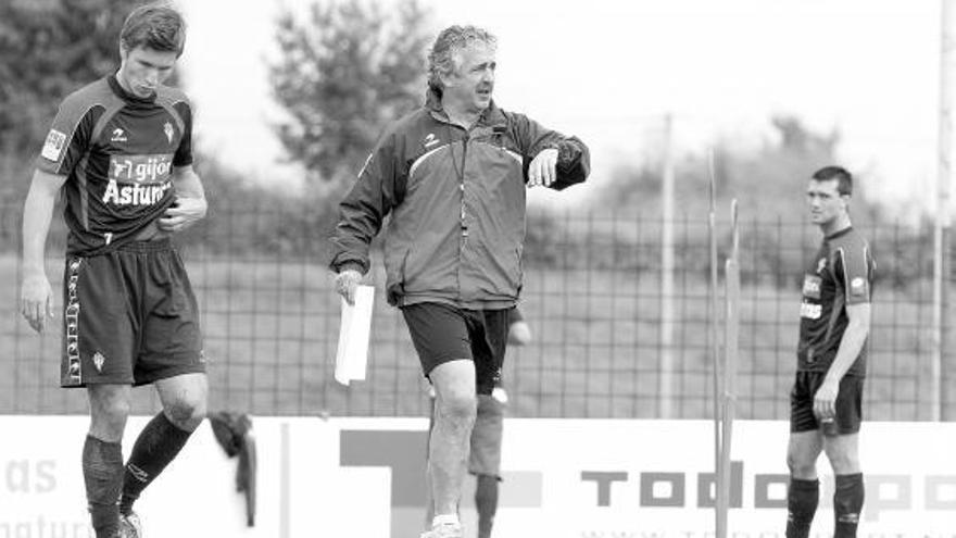 Preciado, dando instrucciones en el entrenamiento de ayer, en presencia de Pedro, a la izquierda, y Kike Mateo.