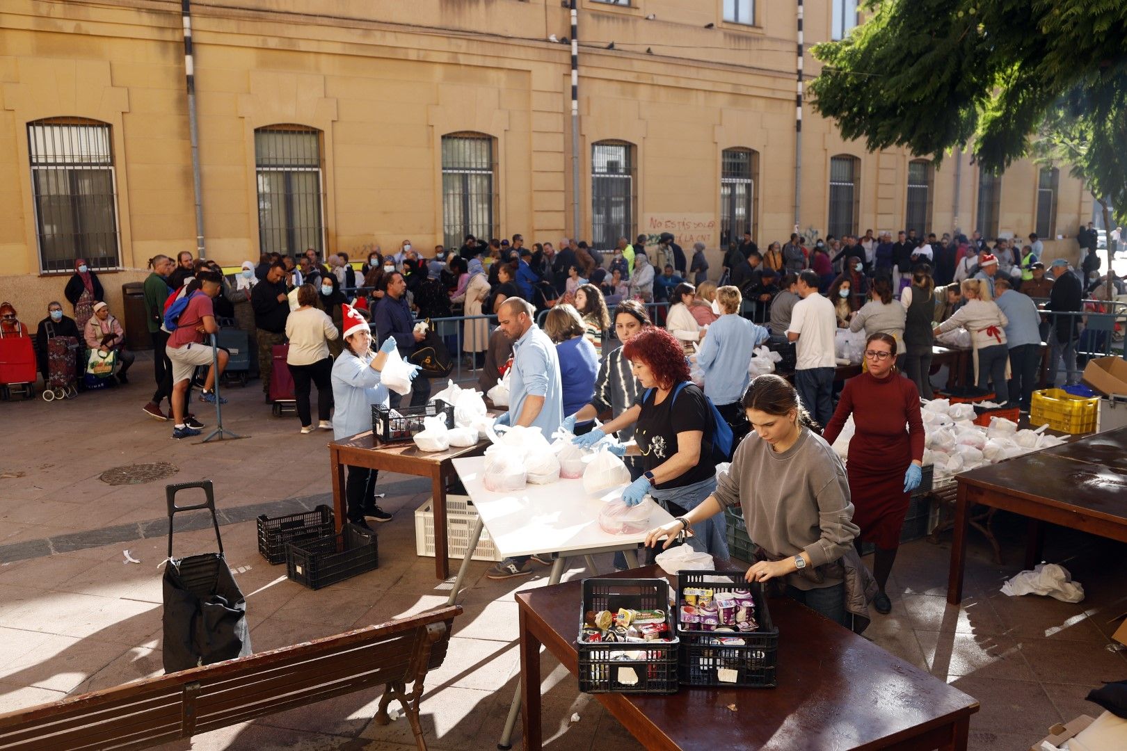 Los Ángeles Malagueños de la Noche reparten una cena especial por Nochebuena 2022