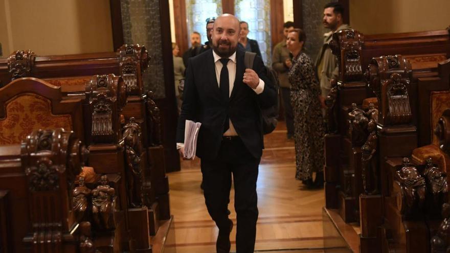 El portavoz del Gobierno local, José Manuel Lage, a su entrada en el salón de plenos. |   // CARLOS PARDELLAS