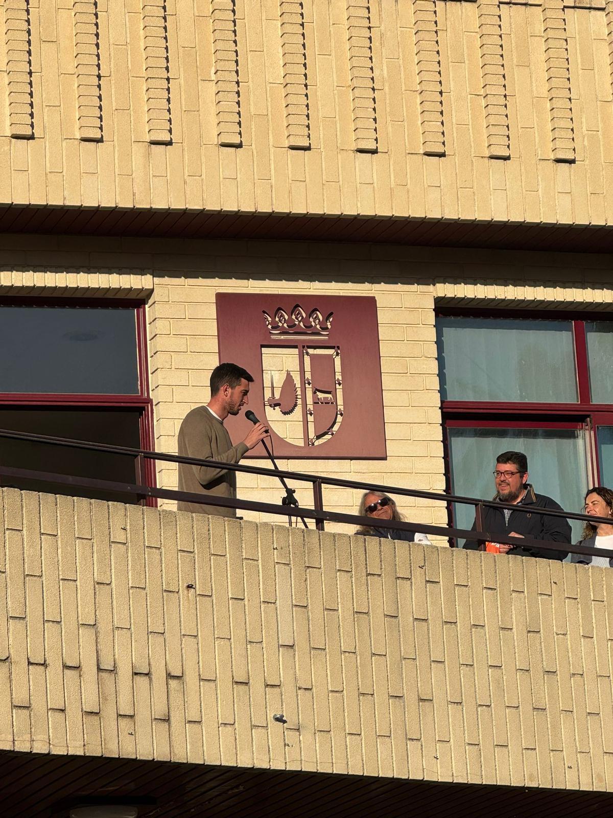 Llopis se diruige a los vecinos de Bellreguard desde el balcón consistorial