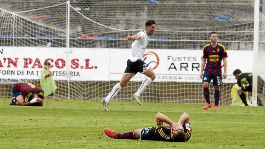 Los jugadores del Poblense se lamentan en el césped mientras Teje festeja su gol en el 88.