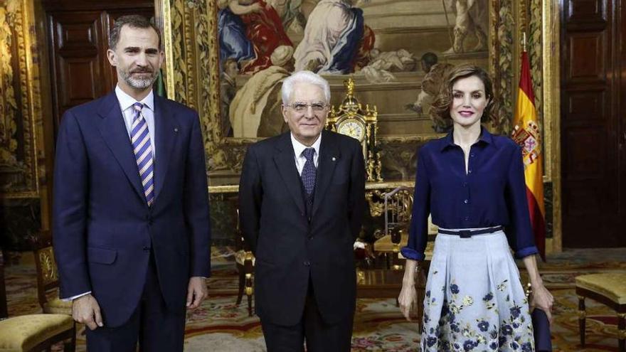 Los Reyes con Sergio Mattarella, ayer.