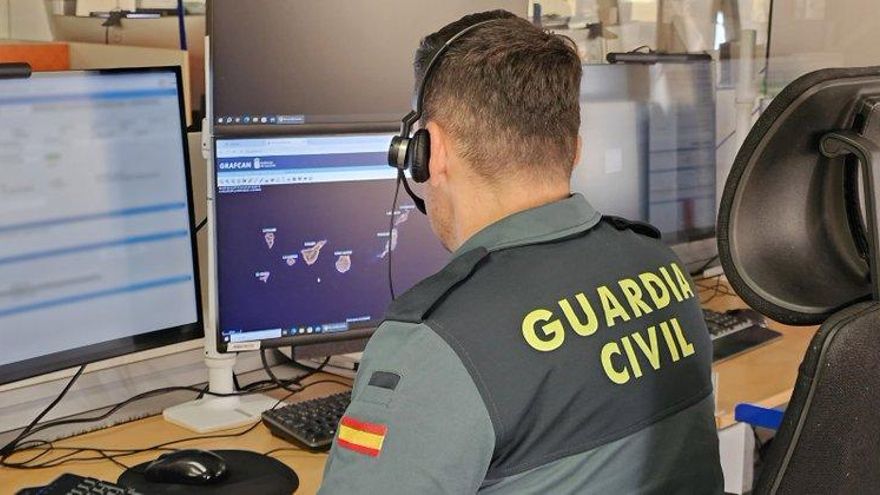 Rescatados dos tripulantes de un barco que encalló en la costa de Tenerife