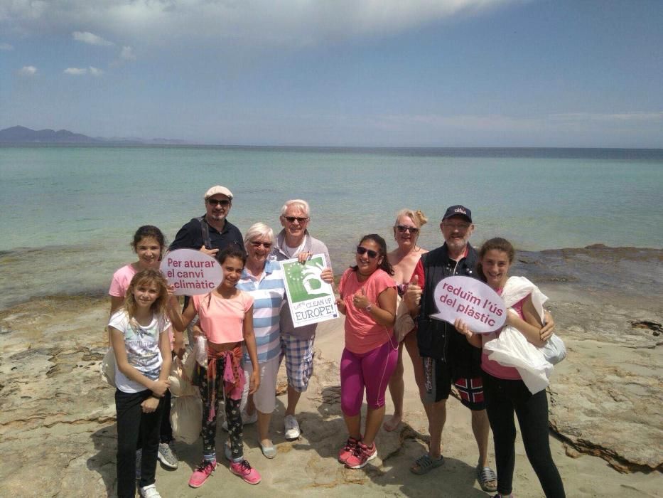 160 alumnos limpian las playas de Artà