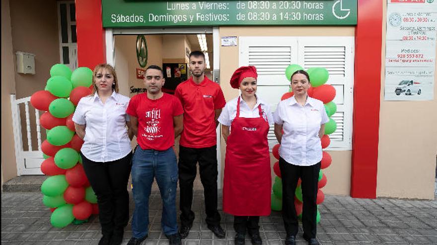 Empleados del nuevo supermercado de Spar en Barrial de Gáldar.