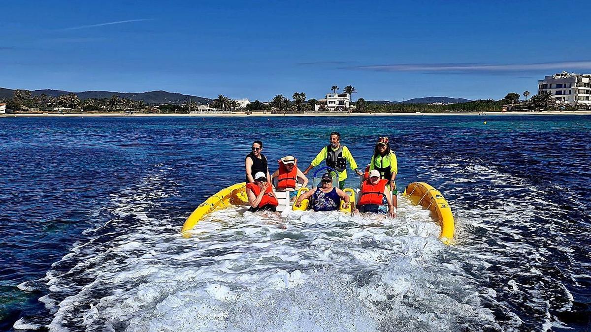 El grupo de ‘Gent Gran’ disfruta de un baño en la playa.