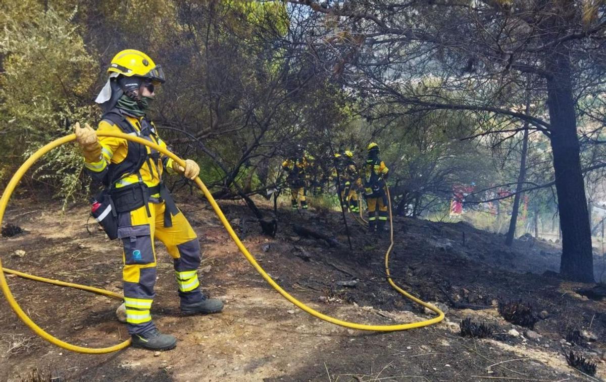 Los bomberos sofocan un pequeño fuego ocurrido el pasado martes en Selva.  | IBANAT