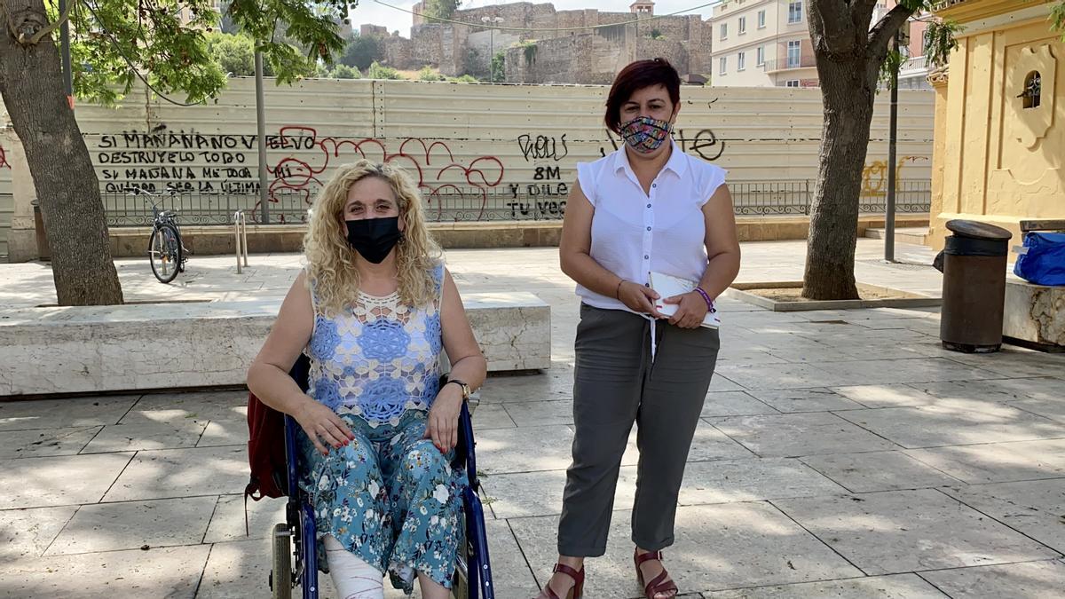 Remedios Ramos y Paqui Macías, hoy, junto al Astoria.