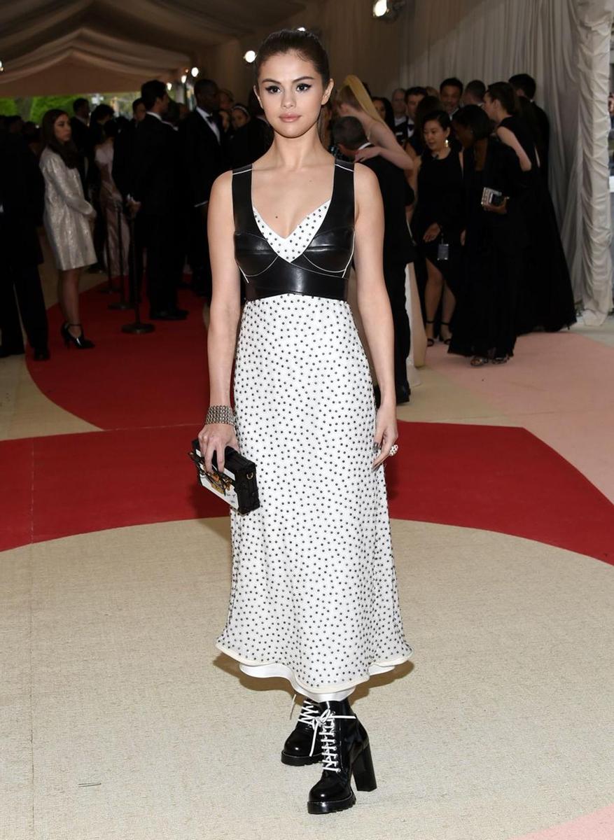 Selena Gomez, con botines de Louis Vuitton, en la Gala Met 2016