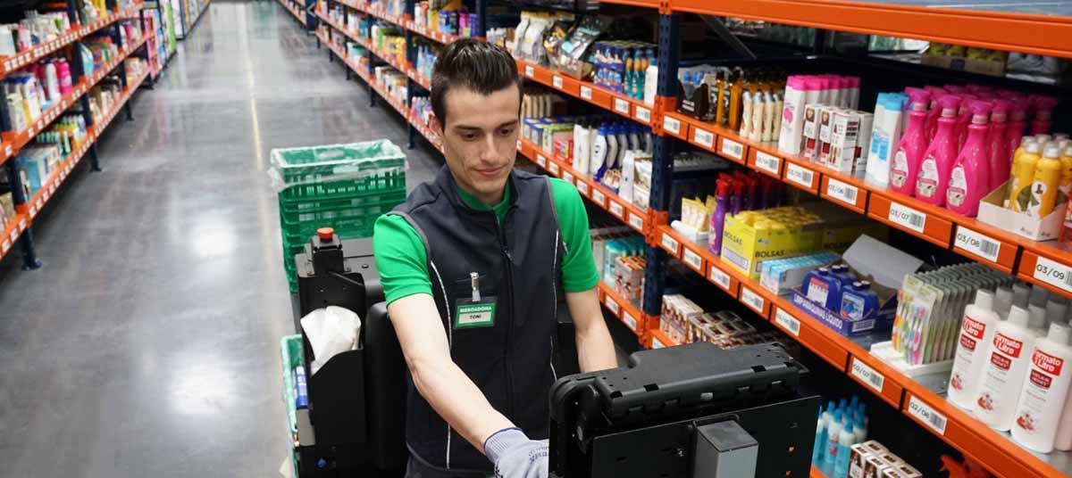Una persona realiza trabajos en un almacén.