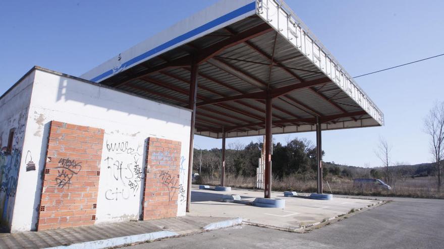 Aspecte d&#039;una gasolinera abandonada i tancada a la carretera de Flaçà