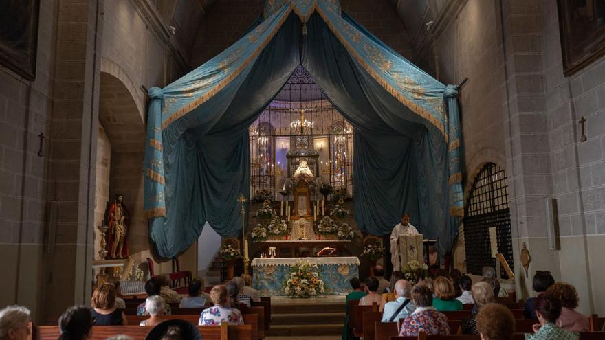 Asistentes a la misa de doce presidida por el sacerdote Pedro Faúndez. | E. F.
