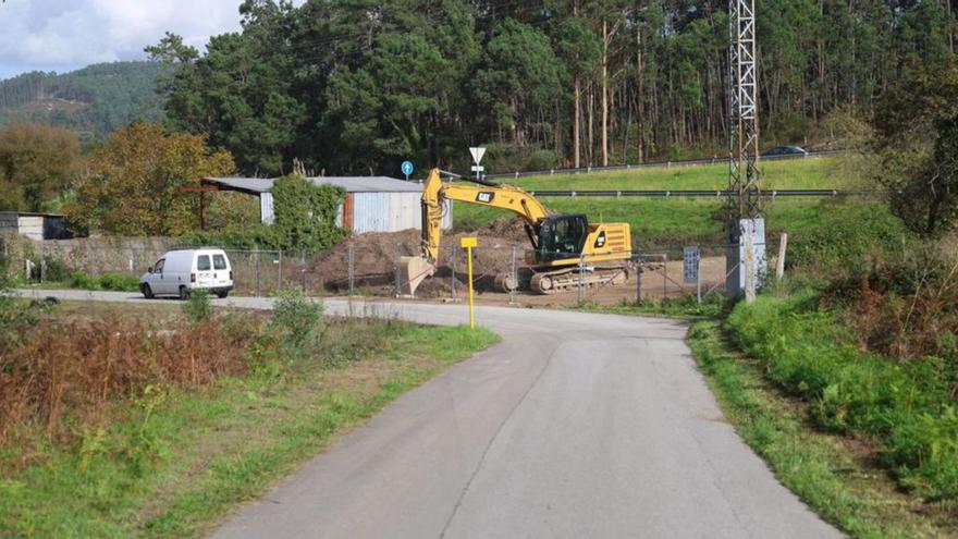 Excavadora en los terrenos del área comercial.