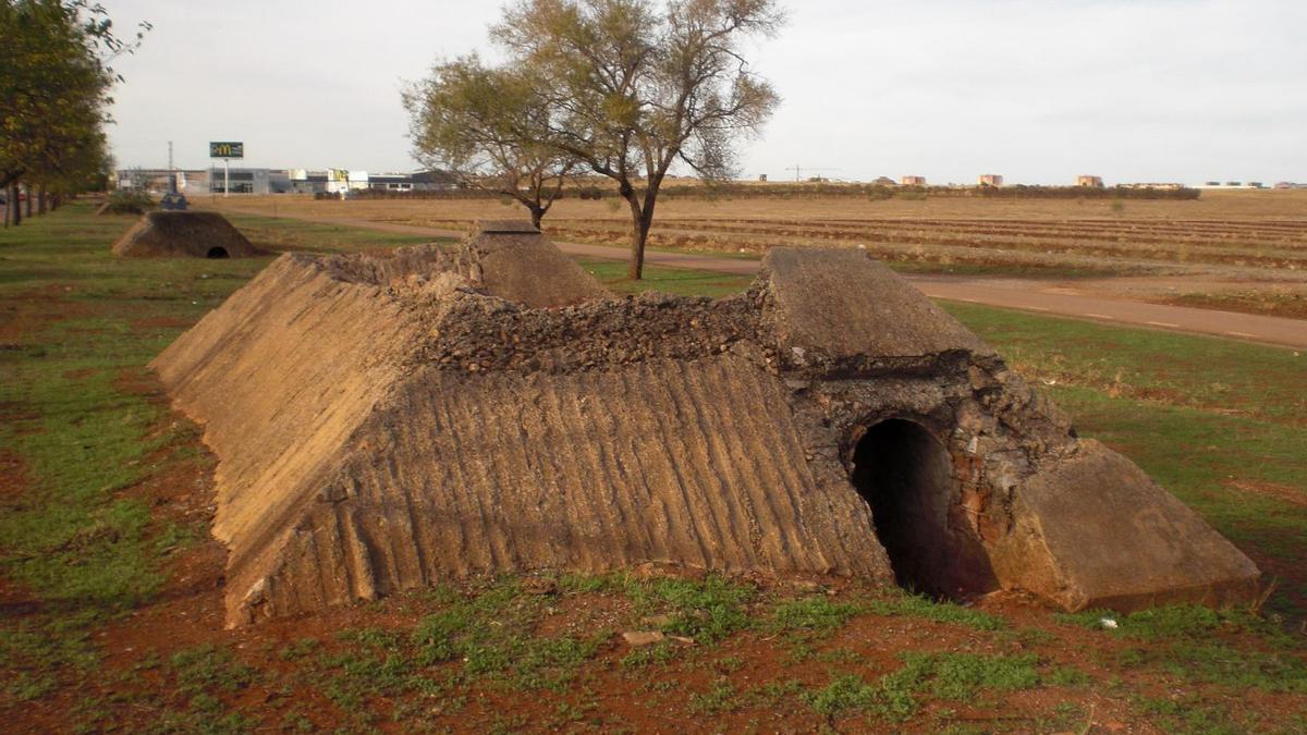 Imagen de uno de los búnkeres del antiguo aeródromo de Cáceres.
