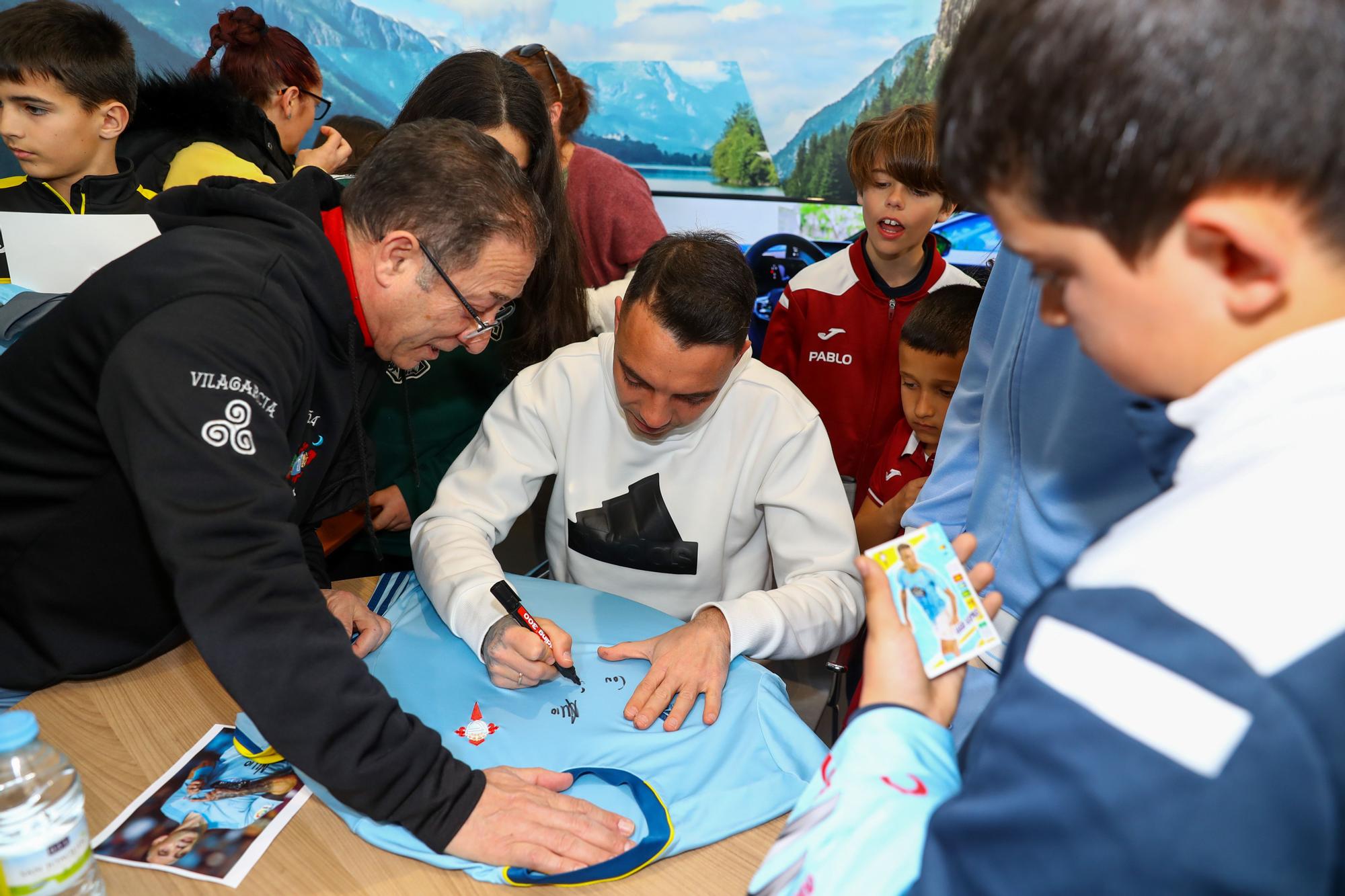 Los fans de Iago Aspas, a la caza del autógrafo