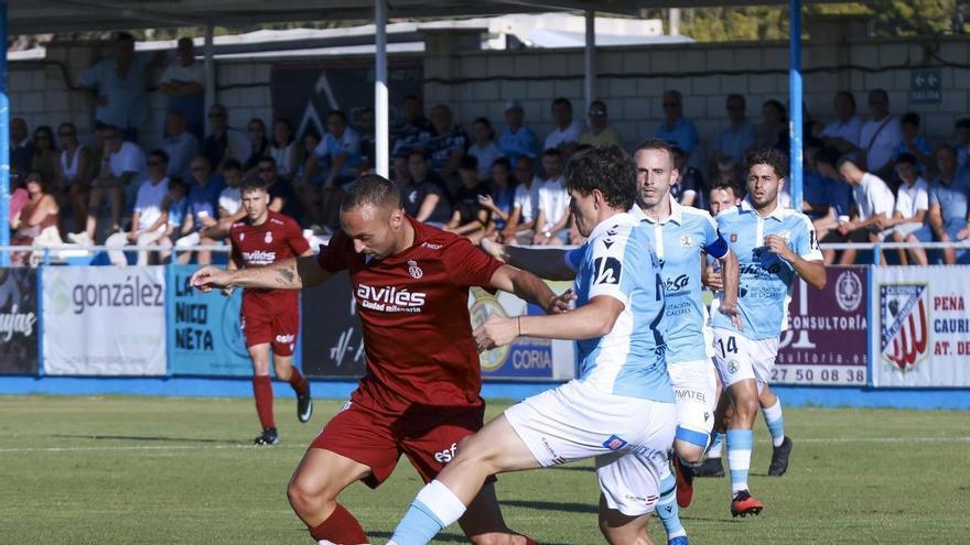 Santamaría salva un punto para el Avilés: empate blanquiazul ante el Coria (1-1)