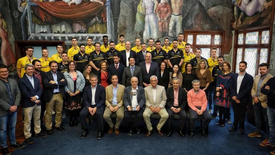 Foto de familia con jugadores, técnicos, directivos y políticos.