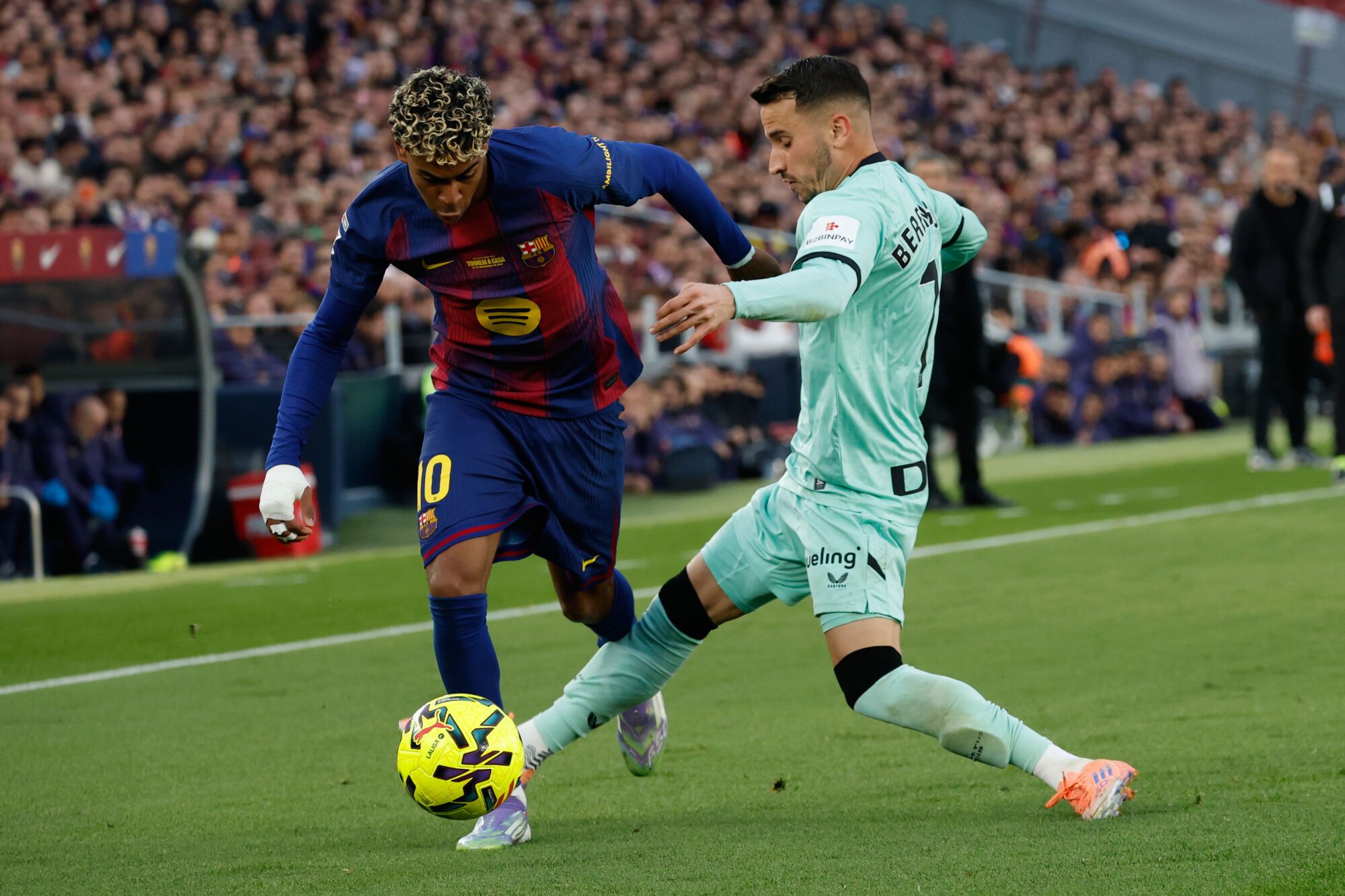 Barcelona's Lamine Yamal, left, and Athletic Bilbao's Alex Berenguer i fight for the ball during a La Liga soccer match between Barcelona and Athletic in Barcelona, Spain, Saturday, Nov. 22, 2025. AP Photo/Joan Monfort)