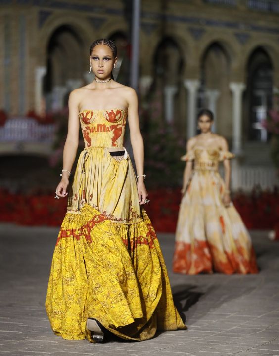 Dior desfila en Sevilla con artesanía valenciana